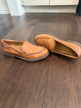 Easy Spirit Women's Tan Leather Slip-On Loafers